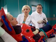 In aller Freundschaft – (v.l.n.r.) Hertha Scheerbaum (Heide Simon); Dr. Kathrin Globisch (Andrea Kathrin Loewig); Hans-Peter Brenner (Michael Trischan)