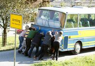Pilgerfahrt nach Padua – Mit vereinten Kräften schieben die Pilger ihren defekten Bus ins nächste Dorf.