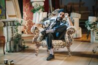Tanze Tango mit mir – Navid (Reza Brojerdi) hört sich Franks Vortrag über Tango an.