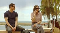 Hidden Agenda – Teddy (Alexej Manvelov) und Emily (Josefin Asplund) beraten in Spanien die nächsten Schritte.