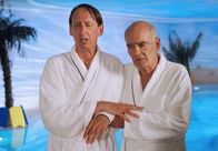 Pfarrer Braun – Bischof Hemmelrath (Hans-Michael Rehberg, rechts) und Monsignore Mühlich (Gilbert von Sohlern) gehen gemeinsam in die Sauna.
