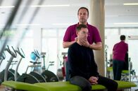 Die Bewegungs-Docs – Bewegungs-Doc Christian Sturm untersucht Student Finn. Muskelverspannungen führen bei ihm zu Spannungskopfschmerzen.