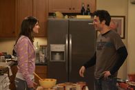 How I Met Your Mother – Lily plant zum ersten Mal für die Clique eine Thanksgivingfeier zu veranstalten. Robin (Cobie Smulders, l.) und Ted (Josh Radnor, r.) wollen dafür einen Kuchen backen, was natürlich ganz anderes endet als geplant ...