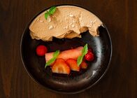 Silvia kocht – „Milchschokoladen-Mousse mit pochiertem Rhabarber im Himbeersud“ von Aaron Priewasser.