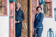 SOKO Kitzbühel – Iris Wegener (Zeynap Burac) stattet Andrea Hutter (Eva Linder) einen Besuch ab, hat eine der beiden etwas mit dem Fall zu tun?
