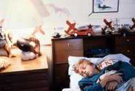 Arachnophobia – Selbst vor dem Schlafzimmer von Ross' Sohn Tommy Jennings (Garette Ratliff Henson) macht die Spinne nicht halt.