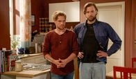 Rote Rosen – Jorik (Remo Schulze) und Simon (Thore Lüthje) sind überfordert, die Übernachtungsfrage unter sich auszumachen.