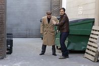Navy CIS – Eigentlich wollten sie sich privat treffen - doch auf einmal finden sie sich mitten in einem Kriminalfall wieder: Tony (Michael Weatherly, r.) und sein Vater Anthony DiNozzo, Sr. (Robert Wagner, r.) ...
