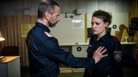 Tatort – Der Ausbilder Thomas (Simon Hatzl) und die Polizeianwärterin Katja (Julia Richter).; rbb Fernsehen TATORT: WEHRLOS Uhr. Der Ausbilder Thomas (Simon Hatzl) und die Polizeianwärterin Katja (Julia Richter).