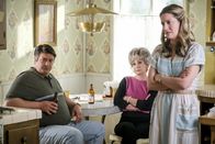 Young Sheldon – (v.li.) Lance Barber (George Cooper Sr.), Annie Potts (Constance 'Meemaw' Tucker), Zoe Perry (Mary Cooper).