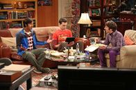 The Big Bang Theory – Gute Freunde: Howard (Simon Helberg, r.), Sheldon (Jim Parsons, M.) und Raj (Kunal Nayyar, l.) ...