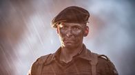 Hitlers letzter Widerstand – REENACTMENT - Major Currie (gespielt von Trevor Hinton) steht im Regen. (Holdout II Productions Inc./Sean F. White)