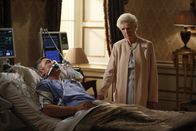 The Royals – Während Prinz Cyrus versucht, sich den Thron durch seine Intrigen zu erschleichen, macht sich die königliche Mutter (Irene Sutcliffe, r.) große Sorgen um ihren Sohn, König Simon (Vincent Regan, l.) ...