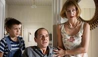 Funny Games – Georg (Ulrich Mühe, r.), seine Frau Anna (Susanne Lothar) und ihr Sohn Schorschi (Stefan Clapczynski) werden von zwei durchgeknallten Sadisten bedroht und gequält. . Funny Games