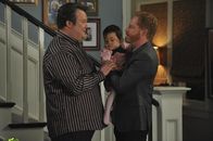 Modern Family – Nach dem Babyfon-Defekt fragen sich Cameron (Eric Stonestreet, l.) und Mitchell (Jesse Tyler Ferguson), wie sie ihre Tochter in Zukunft beschützen können, wenn wirklich mal ein Einbrecher zuschlägt...