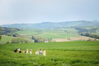 Heimatleuchten – Conny Bürgler (r.) bei der Alpaka-Wanderung