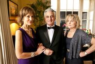 Inspector Barnaby – Diana Davenport (Harriet Walter, l.) und ihr Ehemann Scott (Joseph Beattie) sind zu Besuch bei Stella Harris (Sinéad Cusack, r.).