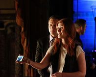 Castle – Während Castle und Detective Ryan (Seamus Dever, l.) bald den Bruder des Kartellbosses im Visier haben, fällt ihnen Theaterregisseurin Erin Cherloff (Jewel Staite, r.) auf. Hat sie etwas mit dem Mord an Zane Cannon zu tun?