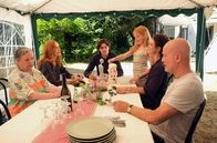 Querschuss – v.l.) feiern den Geburtstag des Verstorbenen.
