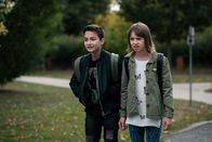 Schloss Einstein – Hermann (Thorin Holland, li.) und Jona (Helen Möller, re.) sind schockiert, als sie morgens zur Schule kommen.