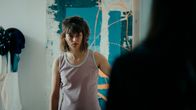 30 Tage Lust – Freddy (Linda Blümchen) hatte völlig vergessen, dass sie in der Nacht Sexarbeiter Amore bestellt hat.