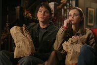 Gilmore Girls – Obwohl Dean (Jared Padalecki, l.) viel lieber alleine Zeit mit Rory (Alexis Bledel, r.) verbringen würde, versucht er, um ihr einen Gefallen zu tun, das Verhältnis zu Luke zu verbessern ...