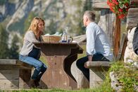 Die Bergretter – Am Frühstückstisch hält es Katharina (Luise Bähr) nicht mehr länger aus. Sie muss Thomas (André Röhner) endlich die Wahrheit über ihre Gefühle sagen.