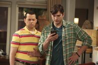 Two and a Half Men – Nachdem Walden (Ashton Kutcher, r.) eine Droh-SMS erhält, die Zitate aus dem Privatleben von Charlie Sheen stark ähneln, sucht er mit Alan (Jon Cryer, l.) Lieutenant Wagner auf. Wagner verspricht, sich um den Fall zu kümmern. Zu Hause angekommen, finden sie den nächsten Hinweis darauf, dass Charlie seine Rache ernst meint ...