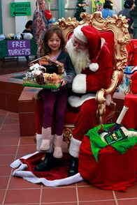 Modern Family – Lily (Aubrey Anderson-Emmons) mit Santa Claus (Charley Koontz)