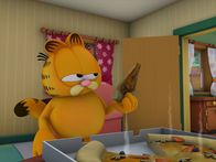The Garfield Show – Garfield beißt in die von Jon geholte Pizza, doch entsetzt muss er feststellen, dass sie nicht wie gewohnt schmeckt.