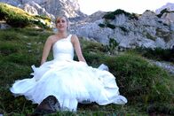 Die Bergretter – Susanne (Judith Richter), die kurz vor ihrer Trauung Zweifel gepackt haben, ist in die Berge geflüchtet.