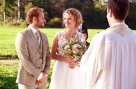 Sturm der Liebe – Hochzeit: Maja (Christina Arends, 2.v.r.) und Florian (Arne Löber, 2.v.l.) geben sich vor Pfarrer Schwabeneder (Dan Glazer, r.) das Ja-Wort.