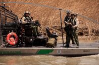 Amerikas heiße Grenze – Laredo, TX: Customs and Border Protection officers patrollingthe water for drug runners crossing the border. (Photo Credit: