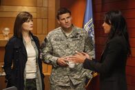 Bones - Die Knochenjägerin – Dr. Temperance Brennan (Emily Deschanel, l.) und Booth (David Boreanaz) sind zurückgekommen, um Dr. Camille Saroyan (Tamara Taylor) bei dem Fall zu unterstützen.