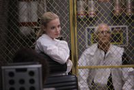 Community – Greendale, wir haben ein Problem: Britta (Gillian Jacobs, l.) und Pierce (Chevy Chase, r.) ...