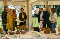 Zimmer mit Stall – ARD Degeto ZIMMER MIT STALL - FEUER UNTERM DACH Uhr im ERSTEN. Streit bei der Hochzeitsplanung: Brautvater Hajo (Rainer Will, Mitte), Tochter Veronika (Anne-Marie Waldeck, 2. v. li.) und Schwiegersohn Steffen (Matthias Gärtner) beim Treffen mit Pensionswirtin Sophie (Aglaia Szyszkowitz, 3. v. li.) und Wirtin Rosalie (Bettina Mittendorfer).