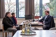 SOKO Köln – Im Kölner Stadtwald wird die 18-jährige Umweltaktivistin Johanna Abel erschlagen aufgefunden. Die SOKO-Kommissare Lilly Funke (Tatjana Kästel) und Matti Wagner (Pierre Besson, r.) versuchen der Sache auf den Grund zu gehen. Weiß Schuldirektor Christian Richter (Siegfried Terpoorten) vielleicht mehr? Auch seine Tochter Mirjam kämpft für die Umwelt.