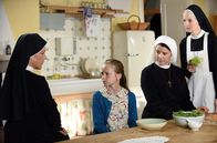 Um Himmels Willen – Maja Fellner (Romy Butz, 2.v.l.) erklärt Schwester Hanna (Janina Hartwig, l.), Novizin Claudia (Mareike Lindenmeyer, 2.v.r.) und Schwester Agnes (Emanuela von Frankenberg, r.), dass sie nicht mehr bei ihren Eltern leben will.