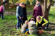 Unser Dorf hat Wochenende – Kräutersammeln auf der Mühlenwiese: Naturheilcoach Daniela Ehring zeigt, was Wiese alles kann.