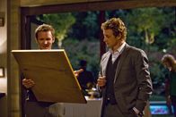 The Mentalist – Original oder Fälschung? Der Besitzer AP Caid (Gerald Hauser, l.) ist zumindest davon überzeugt, Patrick Jane (Simon Baker, r.) das Original des 50 Millionen Dollar teuren Gemäldes zu zeigen.; Original oder Fälschung? Der Besitzer AP Caid (Gerald Hauser, l.) ist zumindest davon überzeugt, Patrick Jane (Simon Baker, r.) das Original des 50 Millionen Dollar teuren Gemäldes zu zeigen.