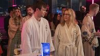 The Other Two – Vorne: Cary Dubek (Drew Tarver, l.), Brooke Dubek (Heléne Yorke, m.)