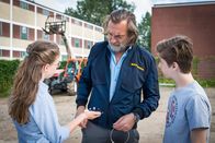 Die Pfefferkörner – Pina (Sina Michel, li.) und Till (Otto von Grevenmoor, re.) konfrontieren Richard Köster (Christian Wawerka, Mitte) mit einer ziemlich brisanten Tonbandaufnahme.
