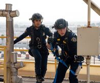 9-1-1 Notruf L.A. – Ravi Panikkar (Anirudh Pisharody, l.); Evan "Buck" Buckley (Oliver Stark, r.)