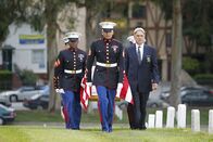 Navy CIS – Gibbs (Mark Harmon, r.) nimmt Abschied von Mike Franks ...