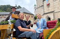 Grenzenlos köstlich – Tradition trifft Eleganz: Björn Freitag (2.v.l.) und Tamina Kallert (r) bei einer Kutschfahrt mit Local Host Sophie Renoth.
