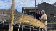 mareTV – Die alten Fischerhütten im Dorf Pozo de las Calcosas werden noch immer mit Roggen-Stroh gedeckt. Eine Gruppe von Enthusiasten um Luis Barrera Casañas hat sich dieser traditionellen Dachdeck-Technik mit Leib und Seele verschrieben – das Material müssen sie mühevoll über eine steile Felstreppe zu Fuß hierher transportieren.