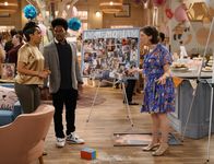 Call Me Kat – v.l.n.r.) Randi (Kyla Pratt); Carter (Julian Gant); Kat (Mayim Bialik)
