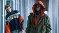 Captive State – Colson Baker (l.) als Jurgis and Ashton Sanders (r.) als Gabriel