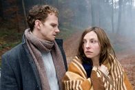 Bloch – Benno (Christian Näthe) hat Rieke (Katharina Schüttler) nicht nur mitten im Wald, sondern auch mit einem anderen Mann gefunden. Aus seiner Sorge um sie wird dabei Enttäuschung und Wut, während Rieke trotz ihres emotionalen Hochs spürt, dass sie Benno weh getan hat.