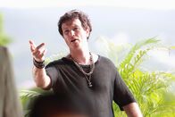 Death in Paradise – Pete Thunders (Nick Moran) braucht dringend einen neuen Erfolg. Die Frage ist nur, ob Stevie für ihn lebend oder tot wertvoller war.